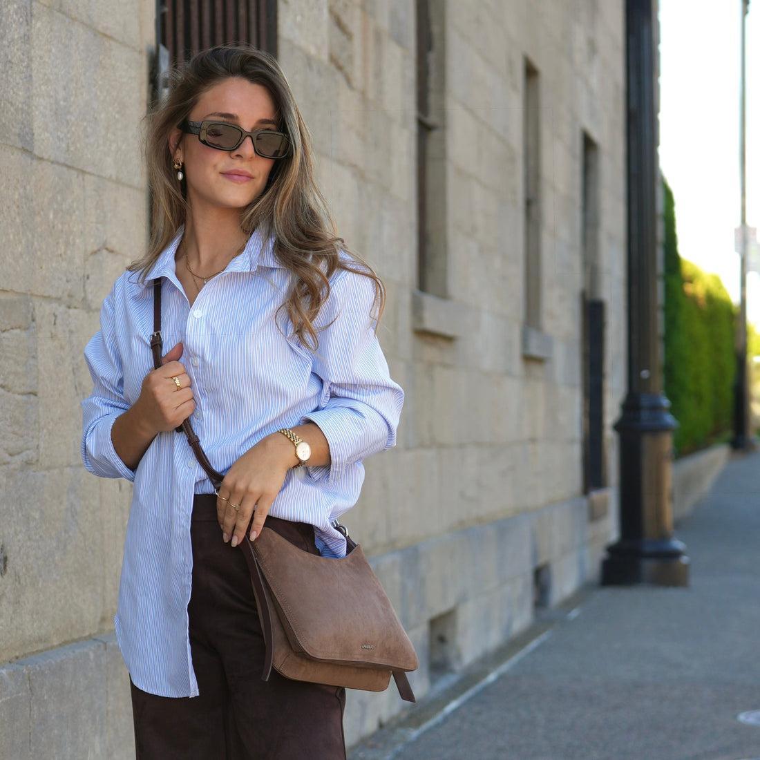 Le Leonie – Sac à épaule 2-en-1 en suède vegan taupe