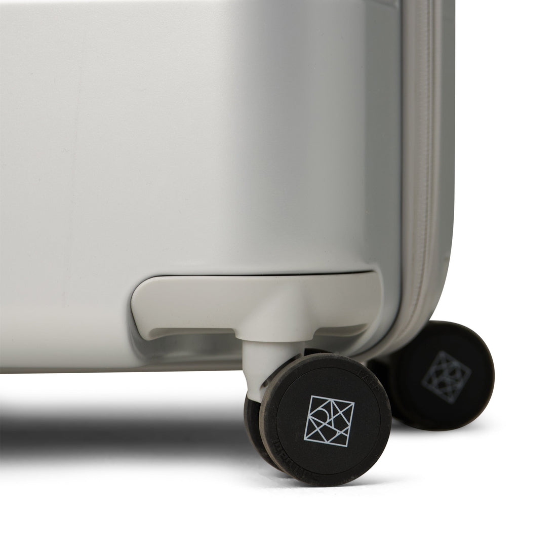The Milan – Medium Checked Luggage in Silver
