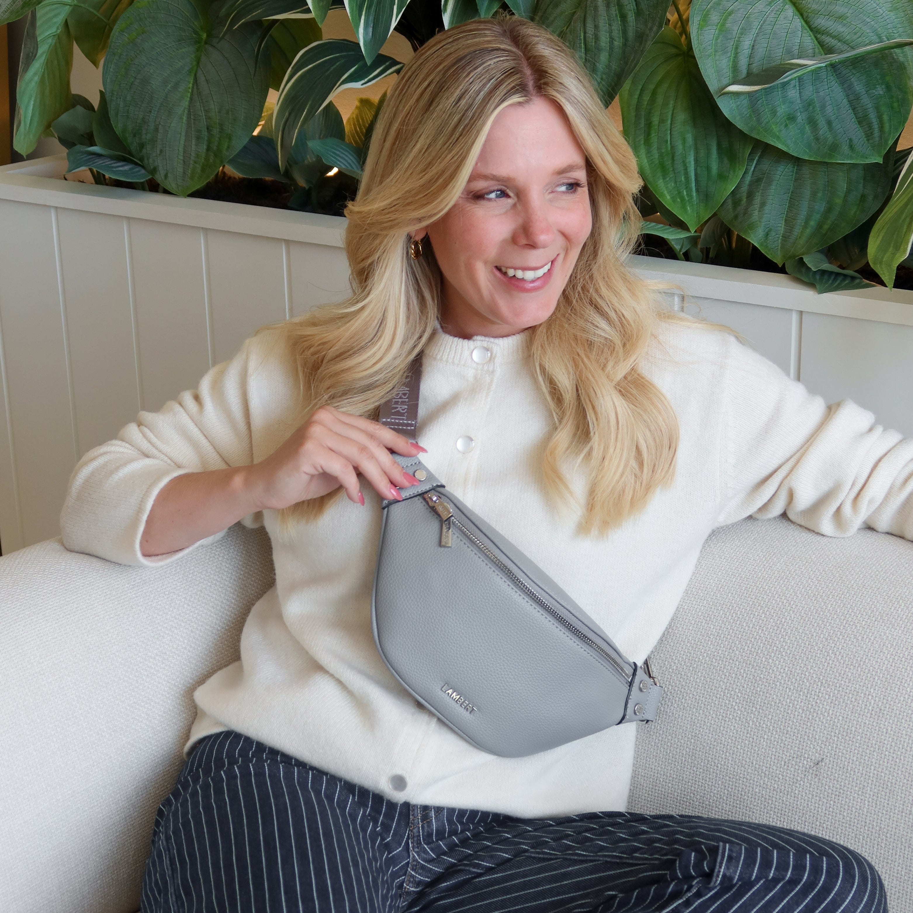 バッグ SARAH The Sarah – Vegan Leather Belt Bag in Storm – Lambert