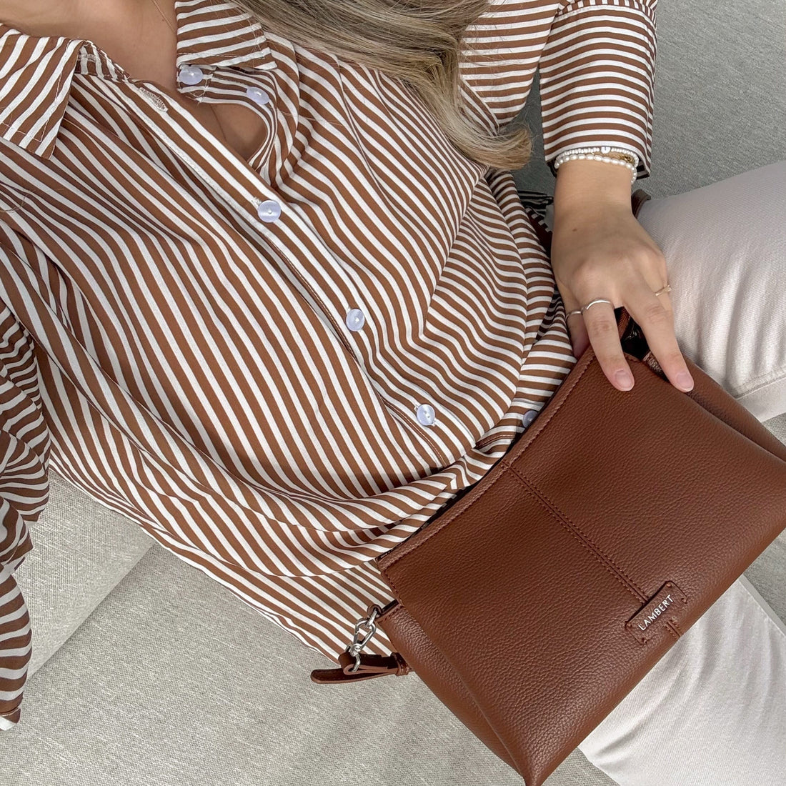 Le Eleanor – Sac bandoulière en cuir vegan hazelnut