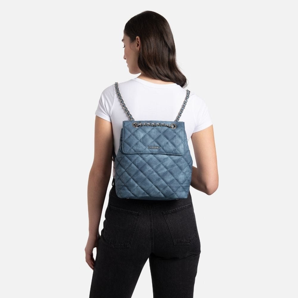 Le Sadie - Sac à dos 2-en-1 matelassé en cuir vegan denim