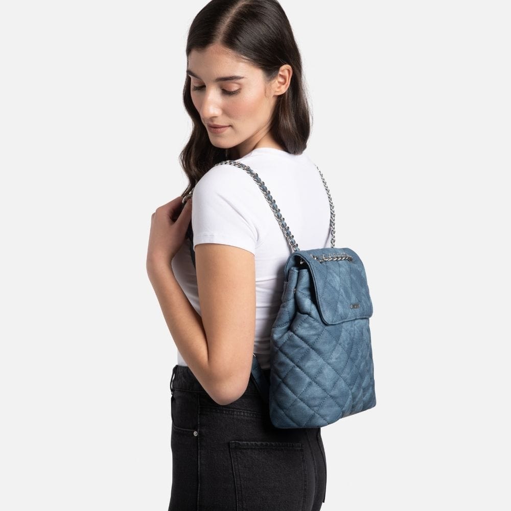 Le Sadie - Sac à dos 2-en-1 matelassé en cuir vegan denim